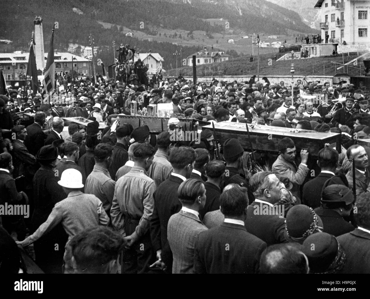 Cortina d’Apezzo Italien 1921 Massenbeerdigung italienische Soldaten wurden nach dem großen Krieg aus den alpinen Gräbern geborgen Stockfoto