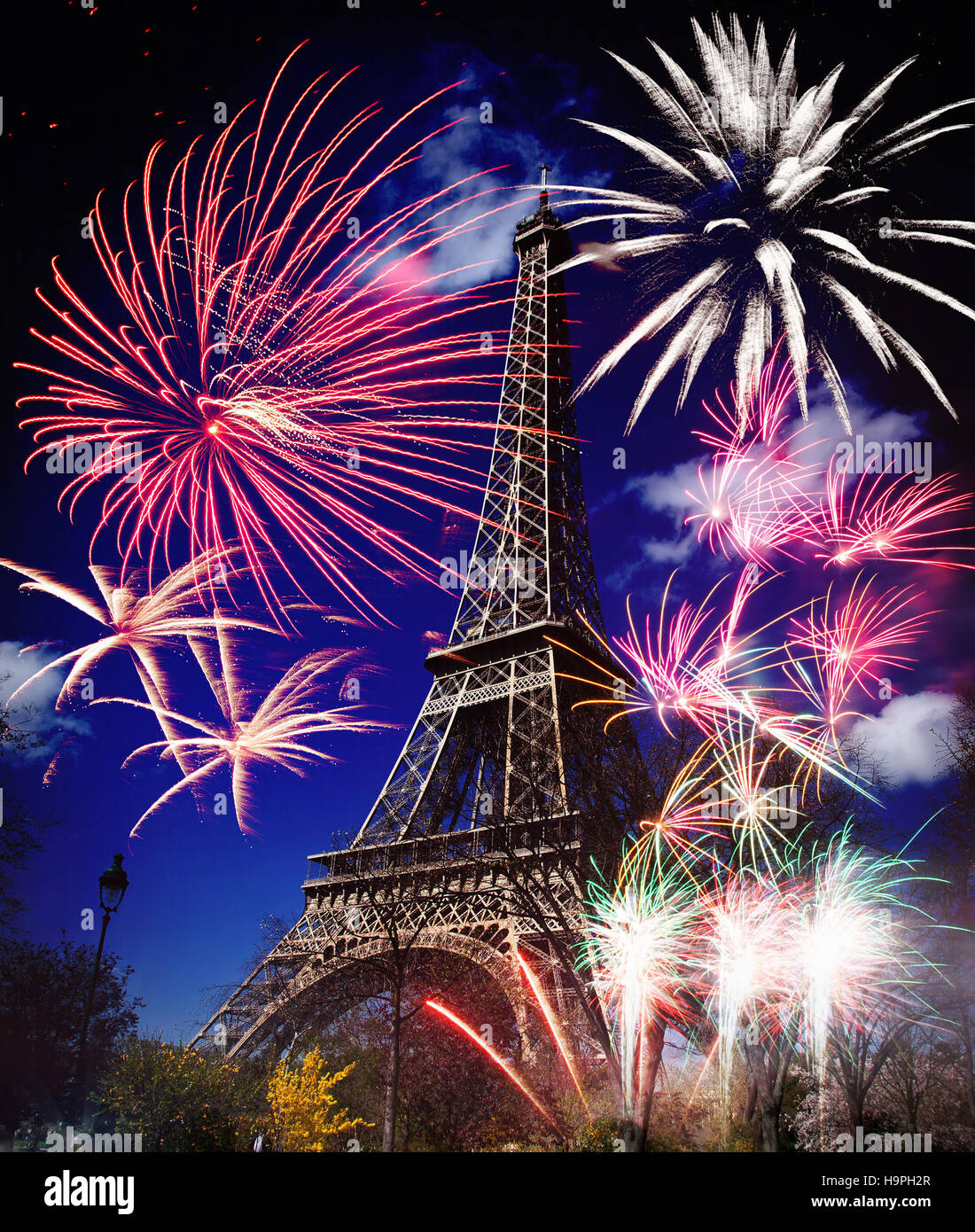 Eiffelturm mit Feuerwerk, Feier des neuen Jahres in Paris, Frankreich