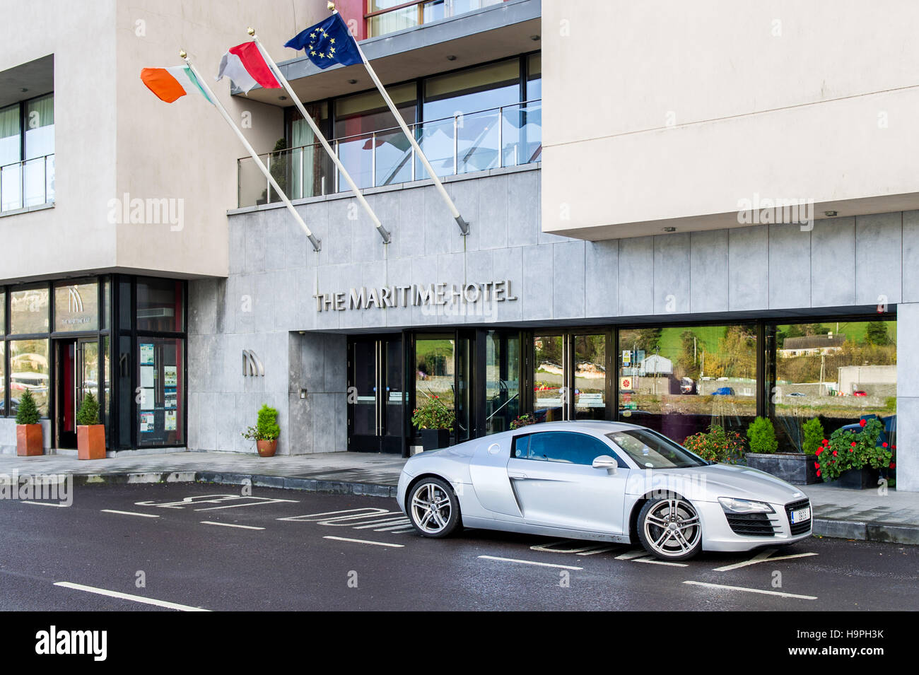 Silberfarbener Audi Sportwagen R8 außerhalb der Maritime Hotel, Bantry, County Cork, Irland geparkt. Stockfoto