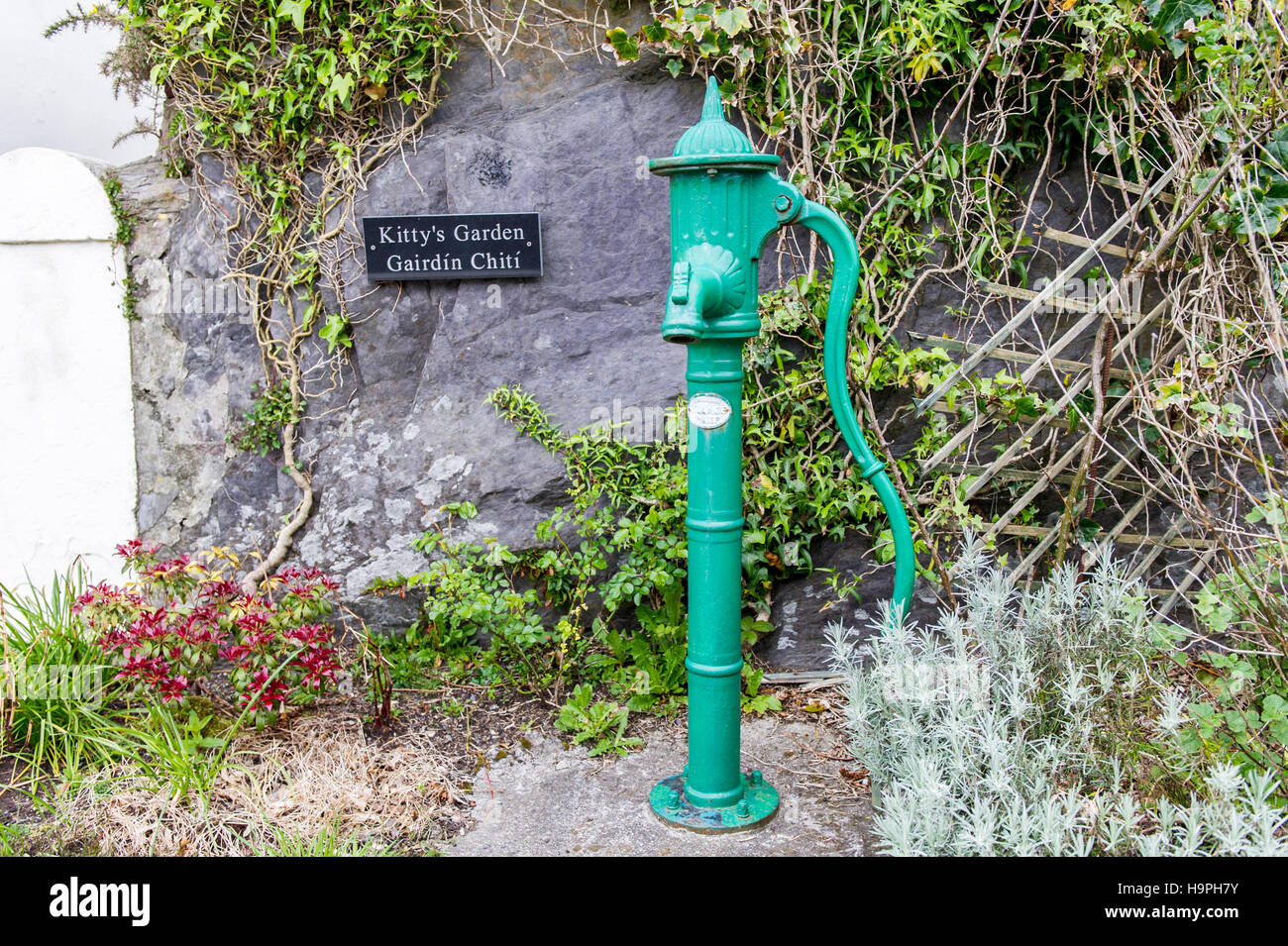 Eine alte altmodischen grünen Wasserpumpe in Ballydehob, West Cork, Irland. Stockfoto