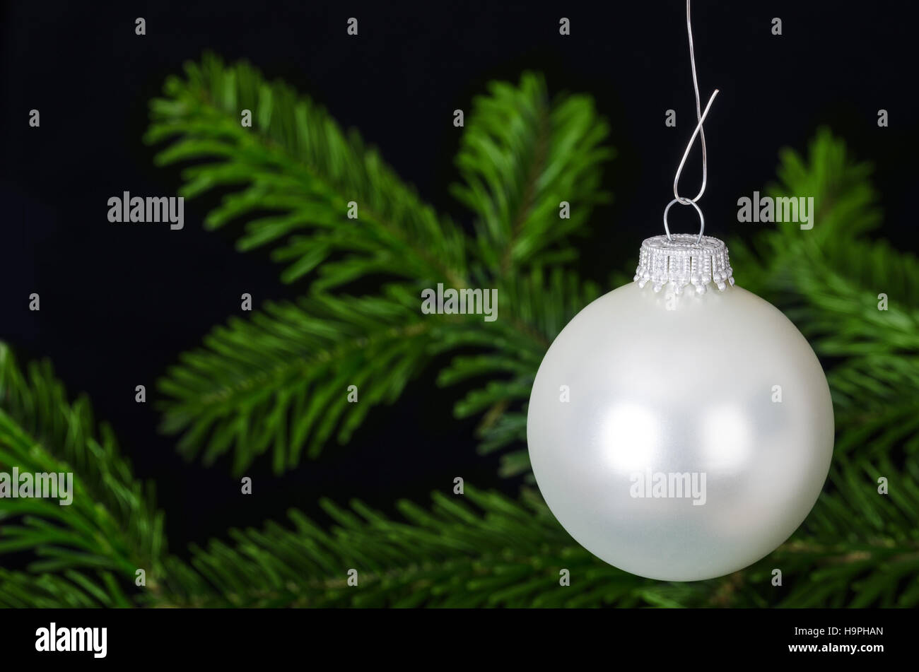 Silber weiße Christbaumkugel, eine sphärische Christbaumkugel, hängen in der Regel am Weihnachtsbaum.  Weihnachtskugel, ein Weihnachten Baumschmuck. Stockfoto