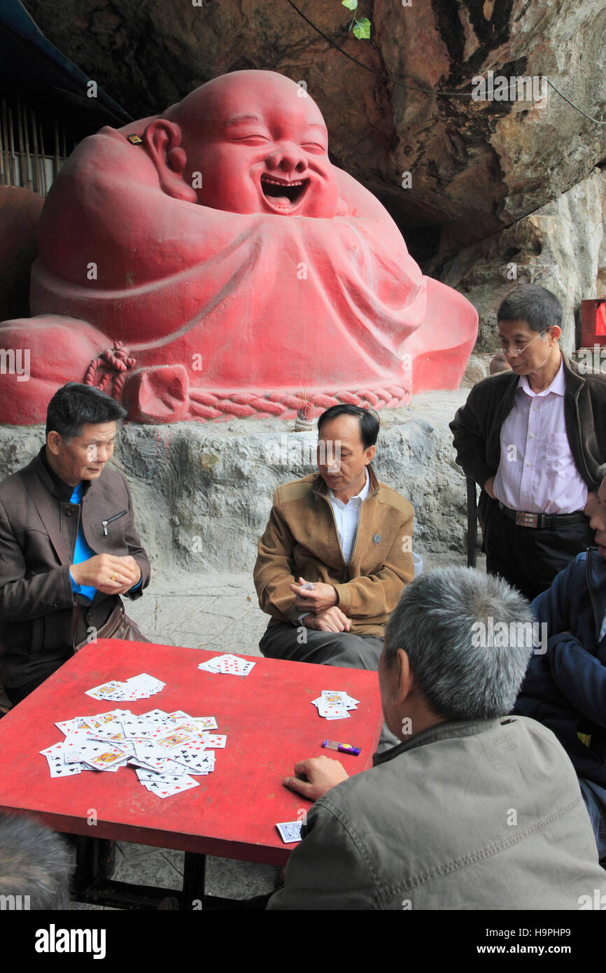 China, Guangxi, Guilin, Kartenspieler, Buddha-Statue, Stockfoto