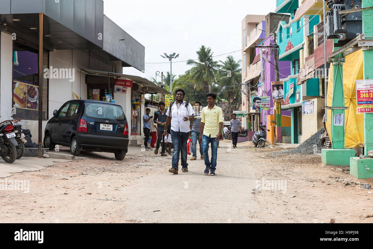Eine Gruppe von indischen Jugendlichen College zu verlassen und zu Fuß entlang einer Seitenstraße in Chennai, Indien Stockfoto