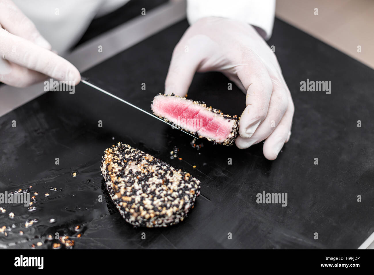 Koch schneiden Thunfisch Filet Stockfoto