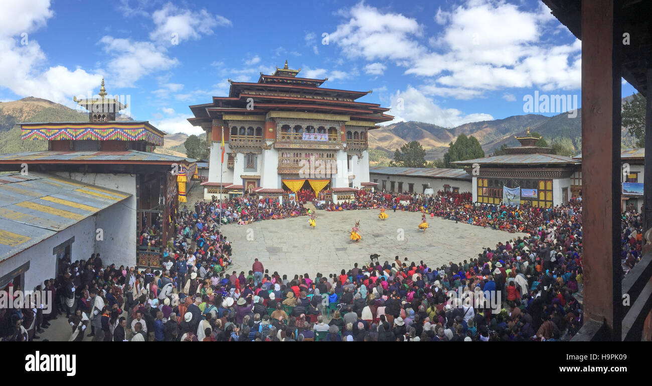 BHUTAN-Tänzer am jährlichen Schwarzhals-Kranich-Festival im Hof des Gangtey Gonpa im Phobjikha Tal. Foto Tony Gale Stockfoto