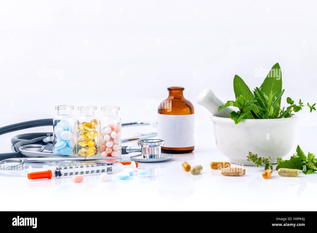 Pflanzliche Arzneimittel gegen chemische Medizin alternative Heilpraktiken Stockfoto
