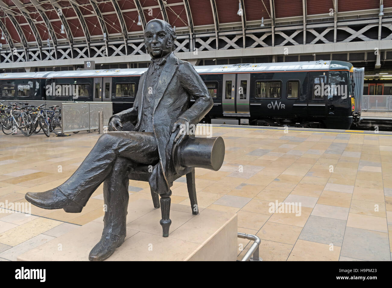 Brunel-Statue, Paddington mit GWR Zug, London, UK Stockfoto