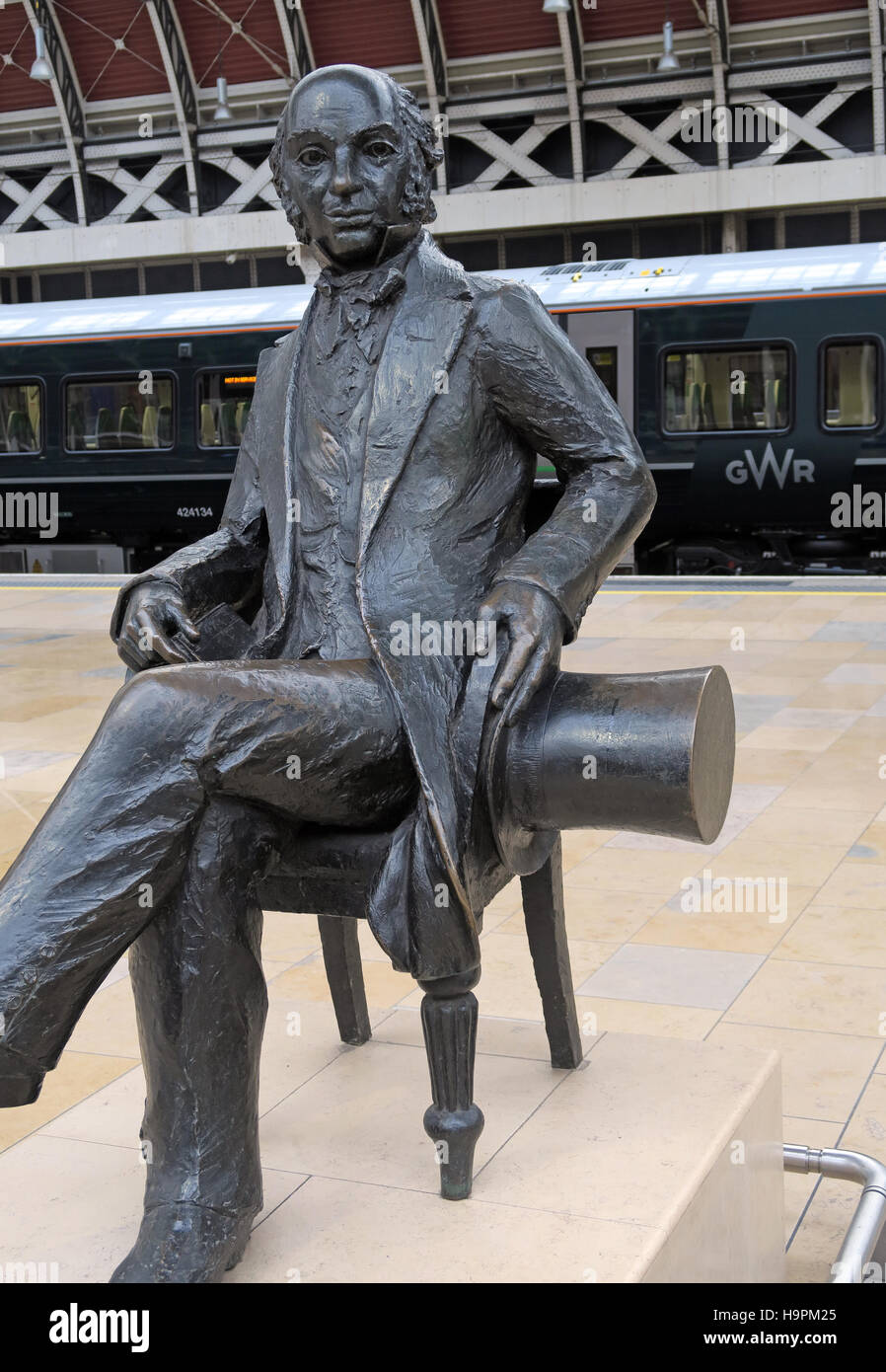 Brunel-Statue, Paddington mit GWR Zug, London, UK Stockfoto