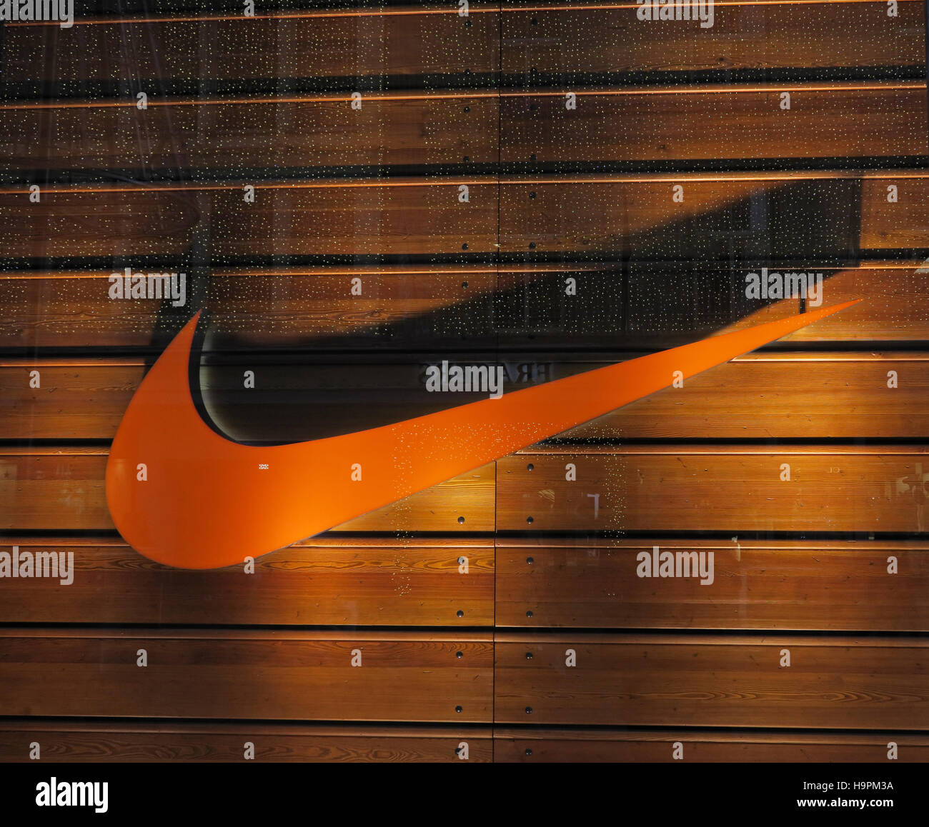 Orange Nike Shop-Logo im Schaufenster, Glasgow Stockfoto