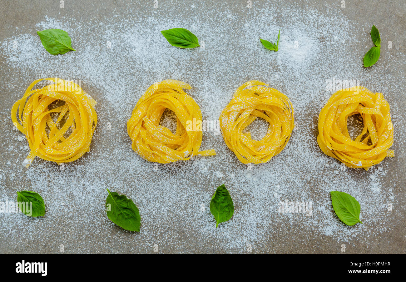 Italienische Küche Konzept Pasta mit Basilikum mit Mehl Setup auf Stockfoto