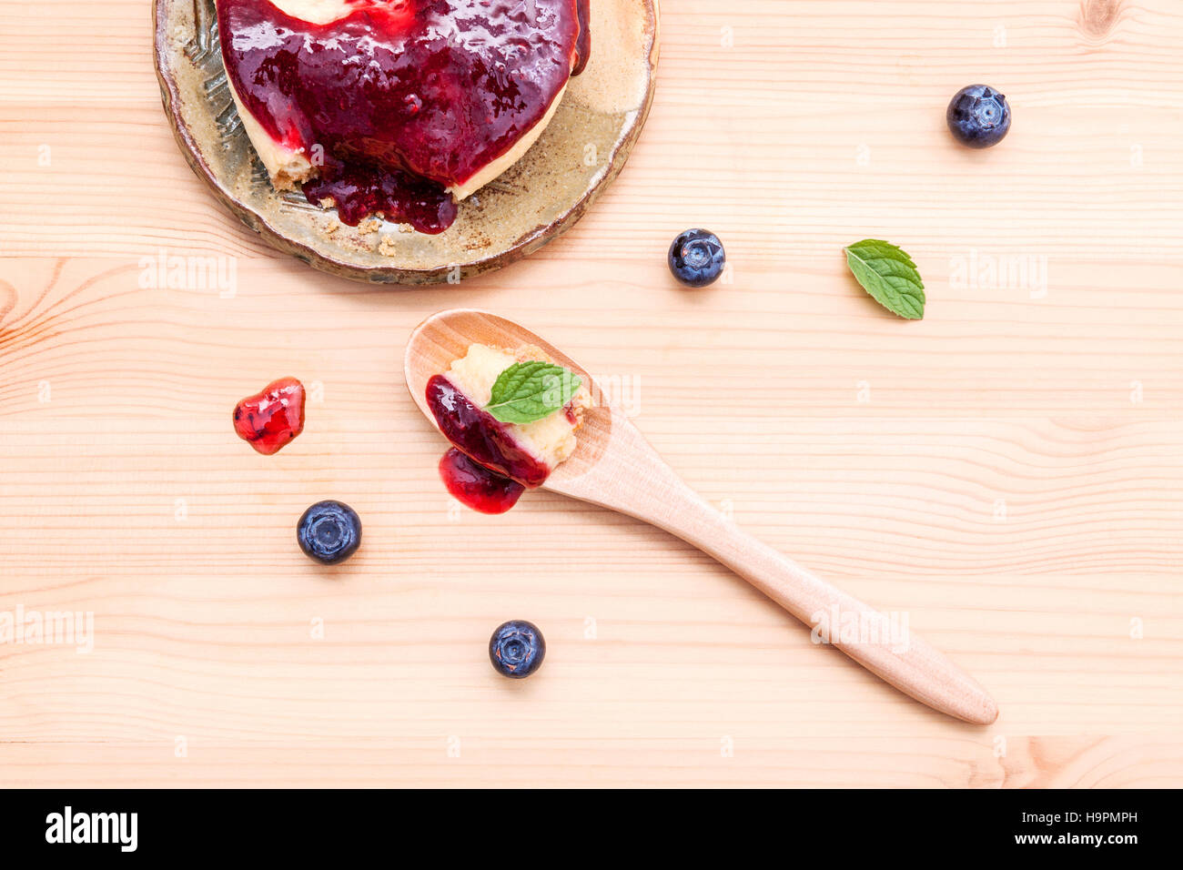 Zusammensetzung der Blueberry Cheesecake in Holzlöffel mit frischen m Stockfoto