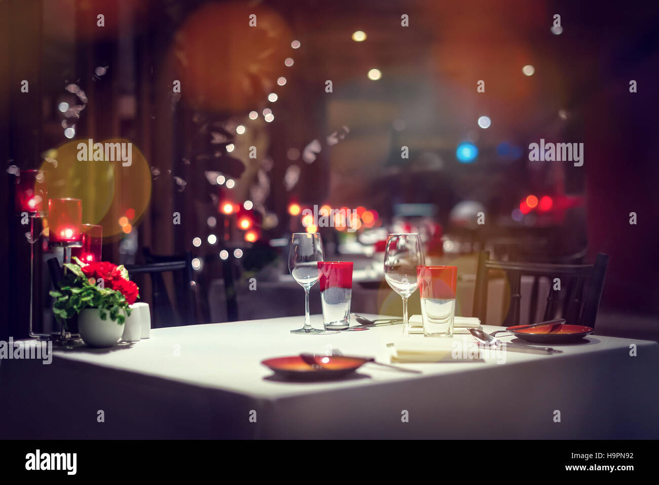 Romantisches Abendessen Setup oder Urlaub Tischdekoration Einstellung, rot mit Candle-light. Stockfoto