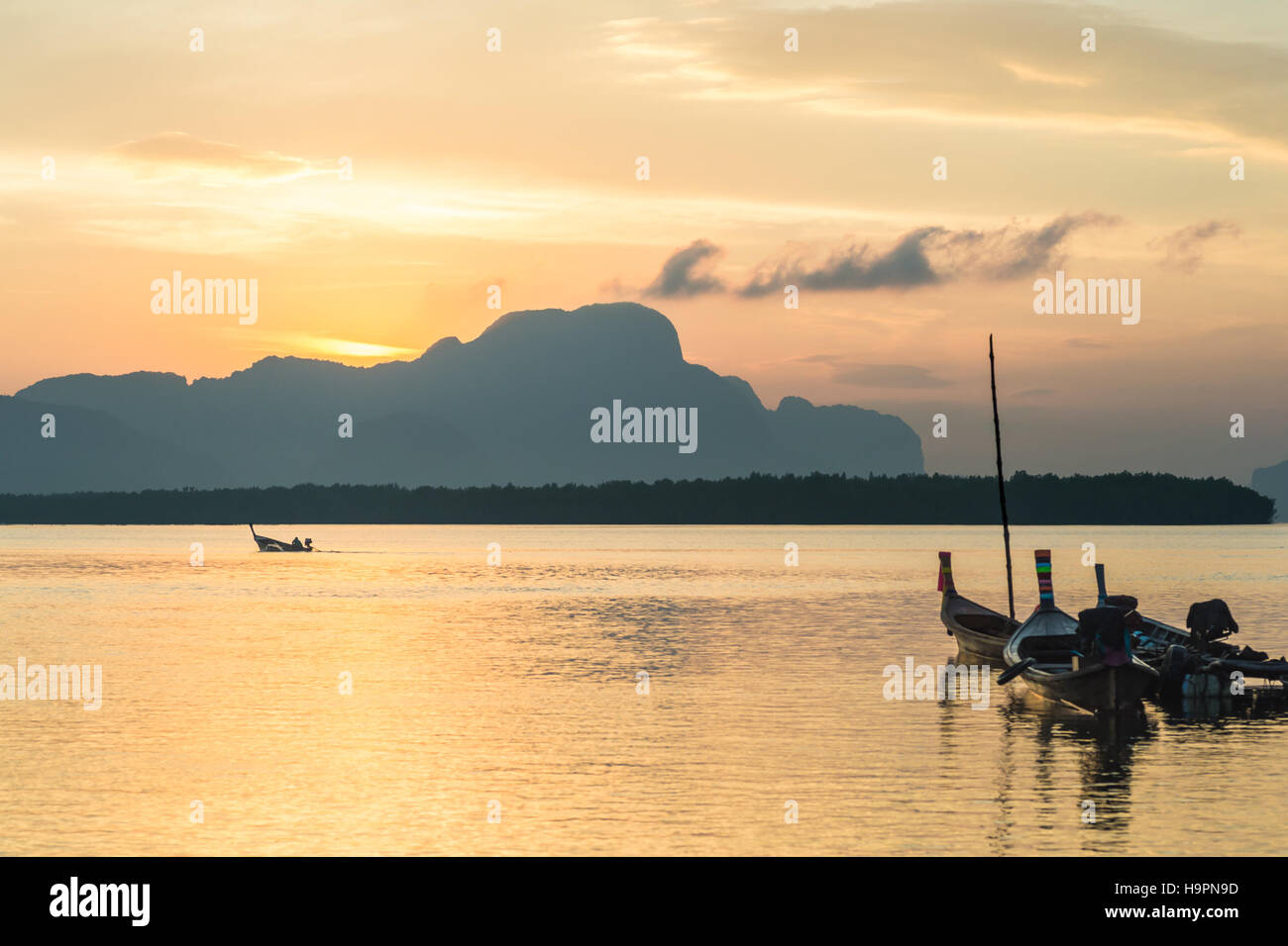 Longtail Fischerboot bei Samchong-Tai Fischerdorf am Sonnenaufgang in Phang-Nga, Thailand. Stockfoto