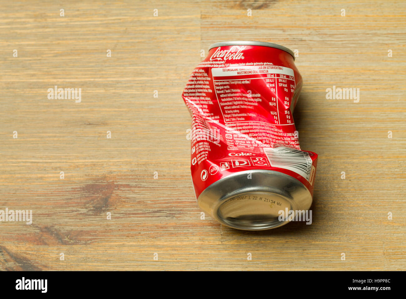 TALLINN, Estland HARJUMAA - 6. November 2016: Klassische rote Coca-Cola auf einem braunen Schreibtisch kann zerkleinert. Lieblings-Getränk, Unfall, Papierkorb Stockfoto