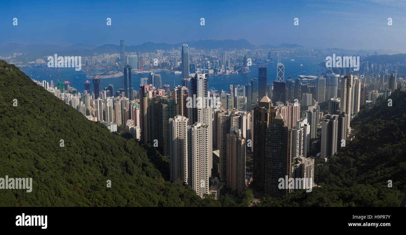 Blick auf Hong Kong und Kowloon vom Victoria Peak Tower. Hong Kong, China, SAR, an einem sonnigen Tag Stockfoto