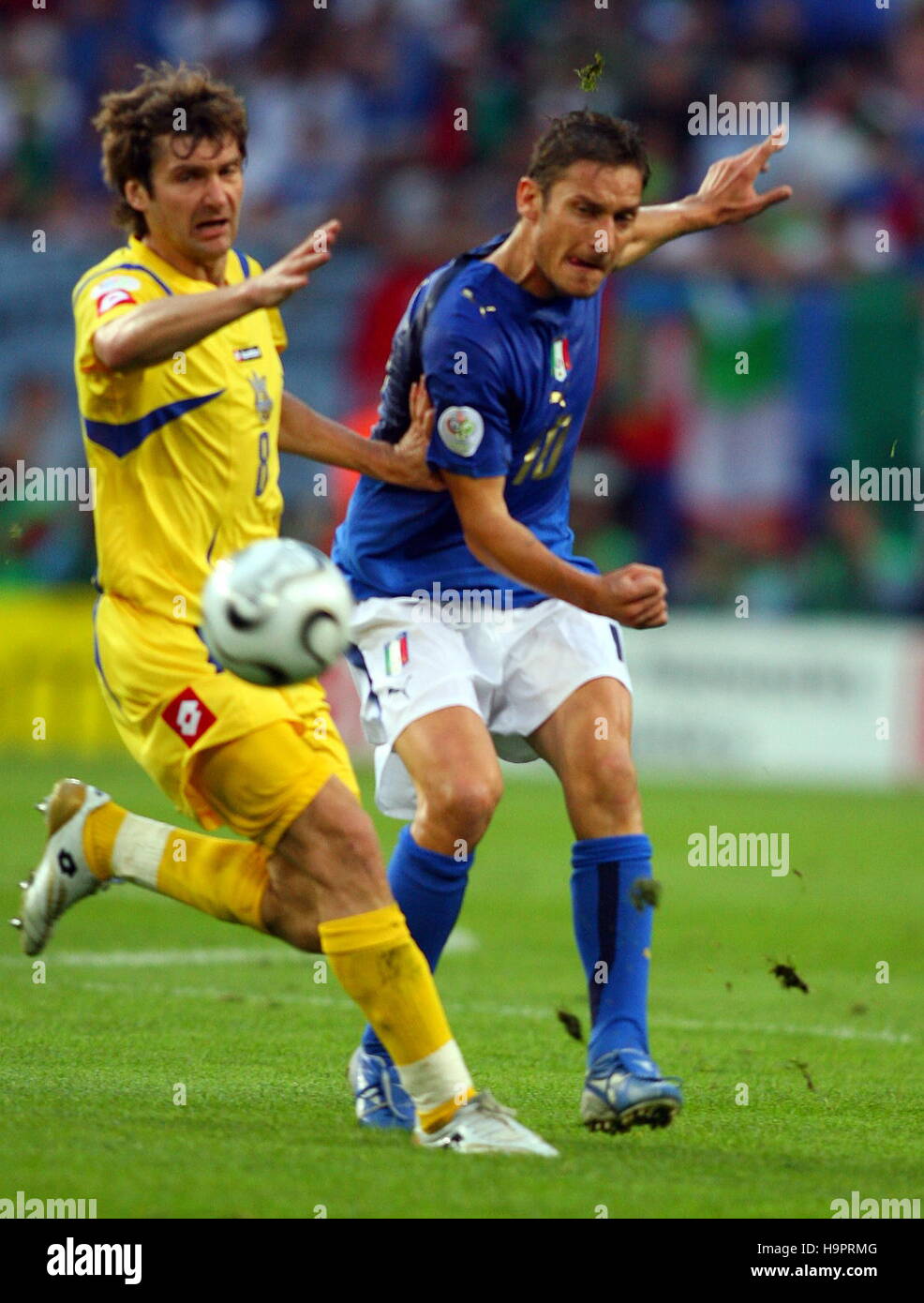 OLEG SHELAYEV & FRANCESCO TOTT Italien V UKRAINE AOL ARENA HAMBURG Deutschland 30. Juni 2006 Stockfoto