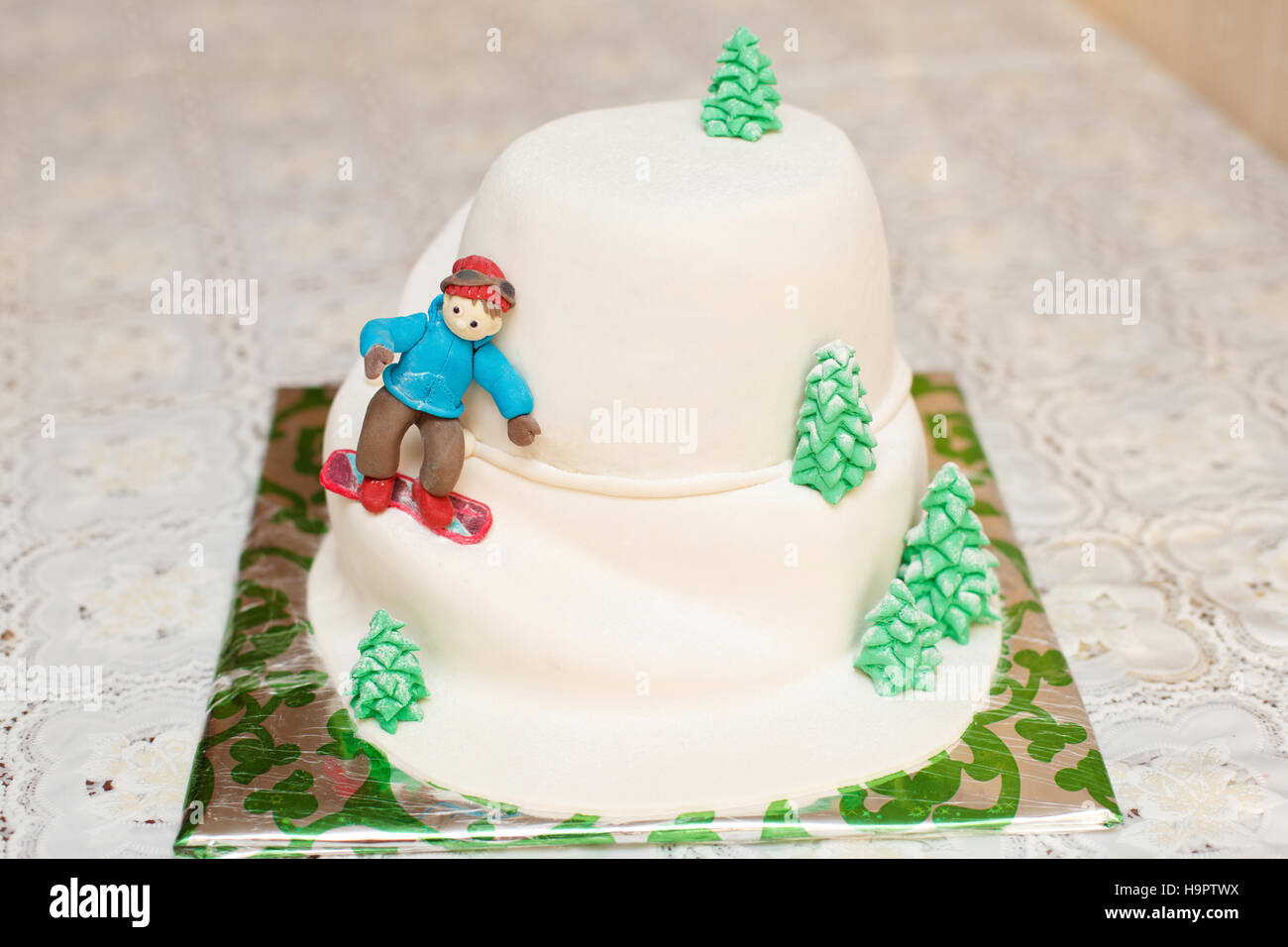 Mastix Kuchen in Berg Form mit Skifahrer Stockfoto