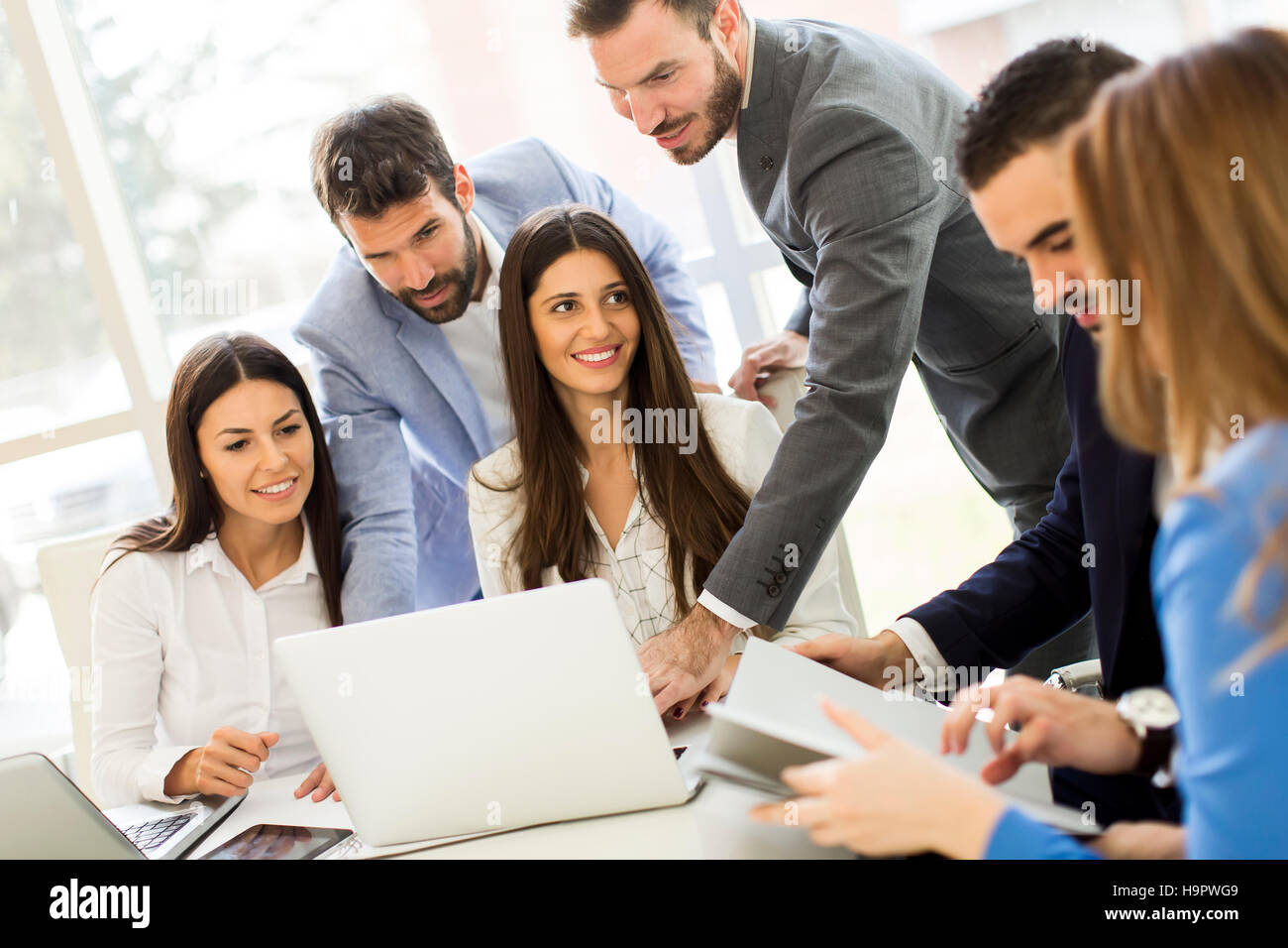 Team von jungen motivierten erfolgreiche Menschen sind auf der Business-meeting Stockfoto