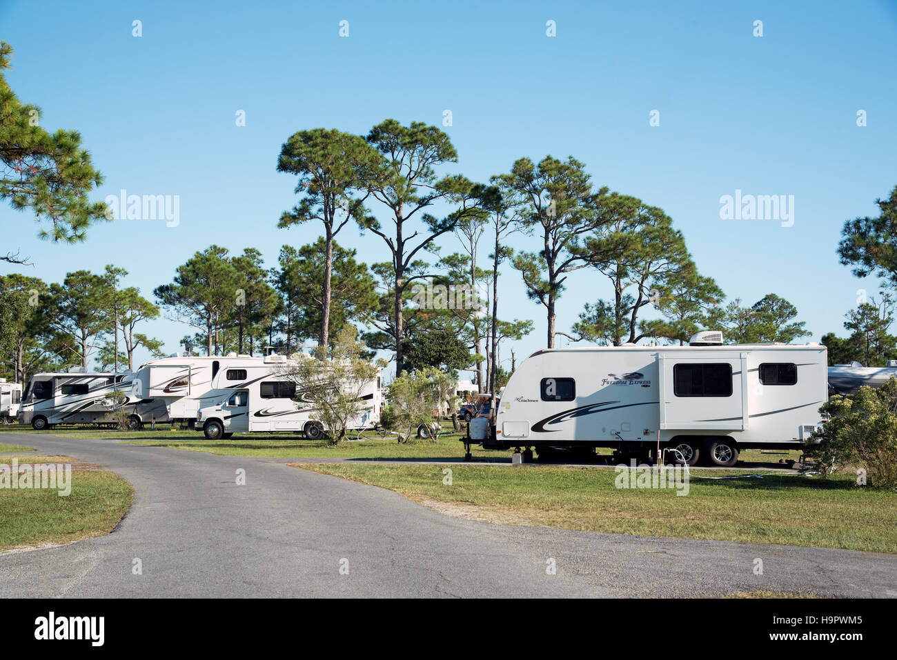 Ferienpark für Wohnmobil Fahrzeuge an der Santa Rosa Island Florida USA Stockfoto