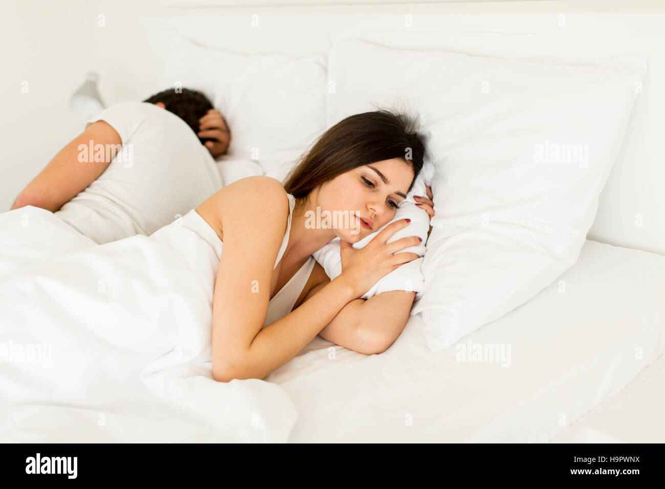 Junges Paar im Bett Stockfoto