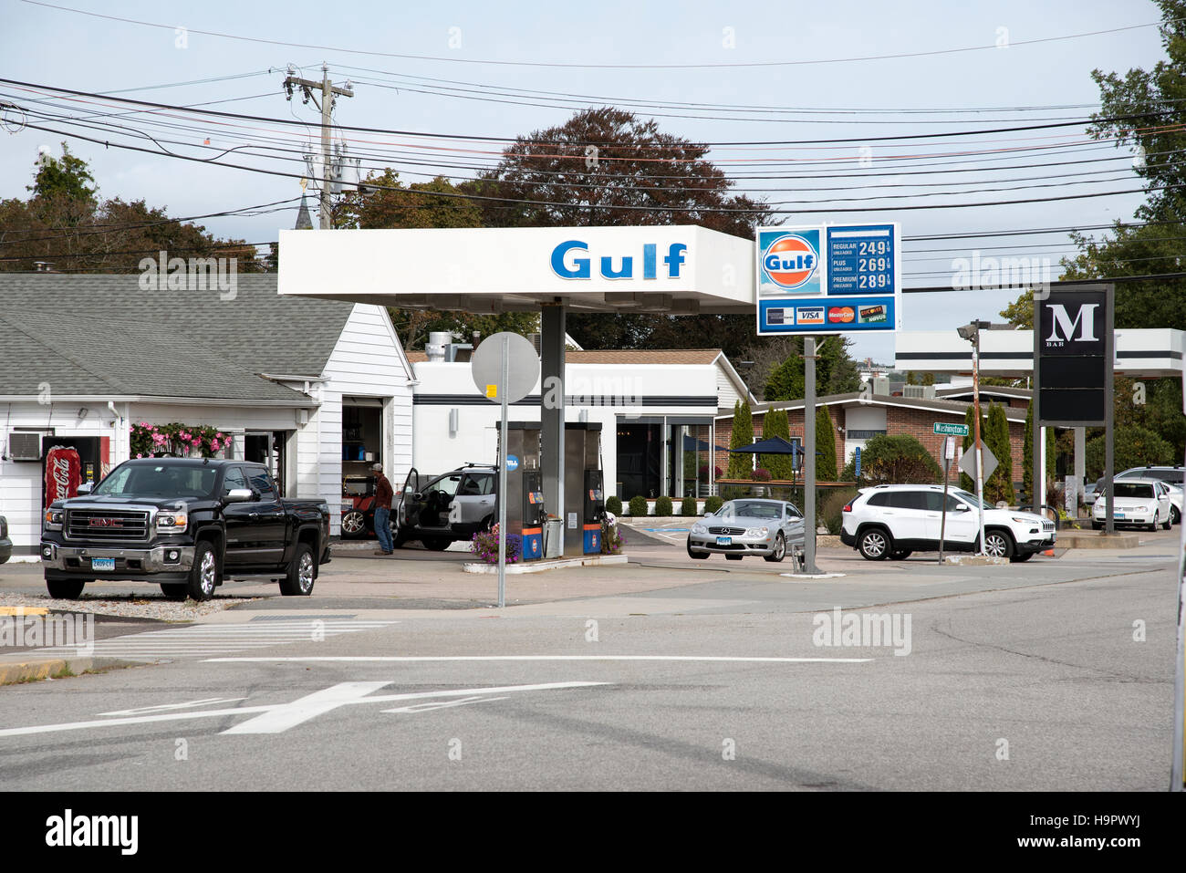 Tankstelle in Connecticut USA - Autofahrer an einer Tankstelle in der kleinen Stadt von Mystic Connecticut US Stockfoto