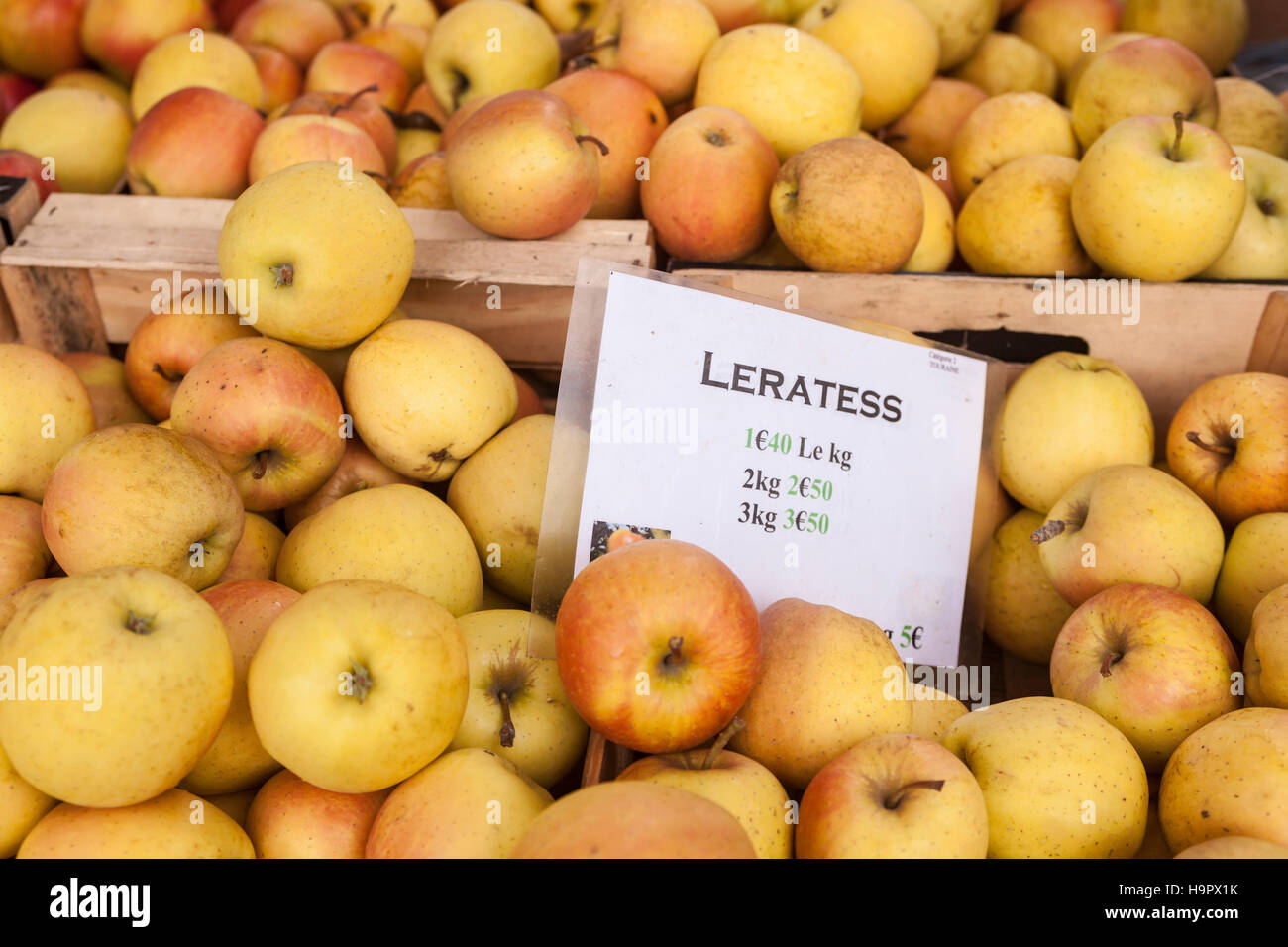 Eine Sub-Vielzahl von Golden Delicious Äpfel, Leratess wurde in Frankreich gezüchtet. Sie sind besondere Angebote auf dem Markt in Tours. Stockfoto