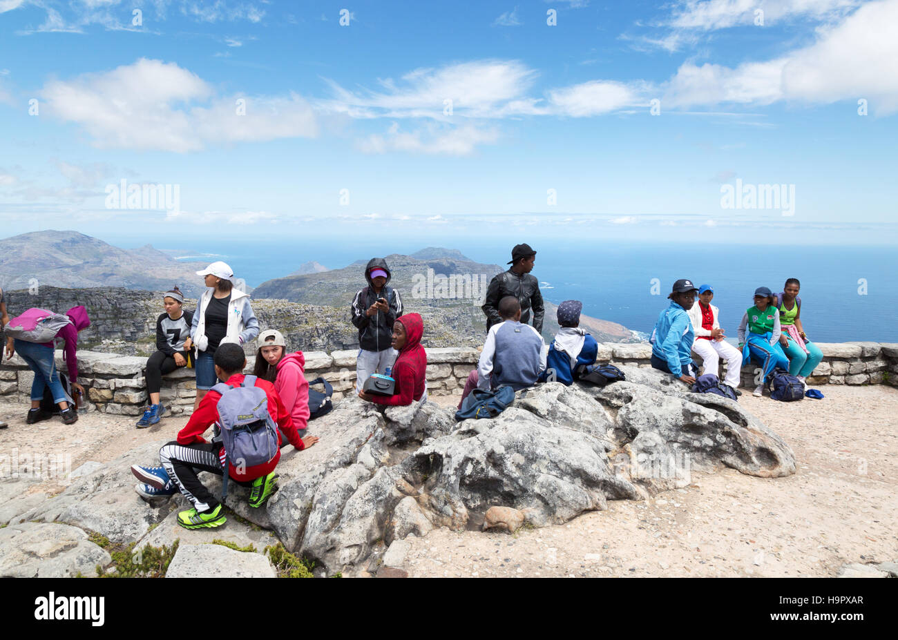eine gemischte Gruppe von schwarzen und weißen südafrikanischen Jugendlichen auf einer Klassenfahrt, Table Mountain Top, Kapstadt, Südafrika Stockfoto