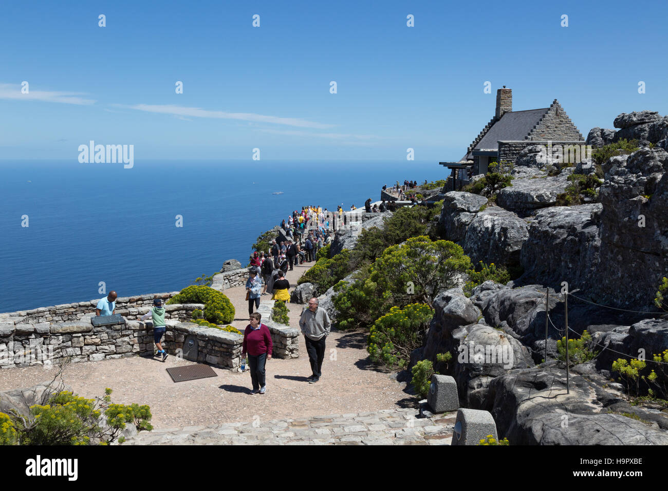 Touristen, die Geschenk-Shop und Café, oben auf den Tafelberg, Kapstadt, Südafrika Stockfoto