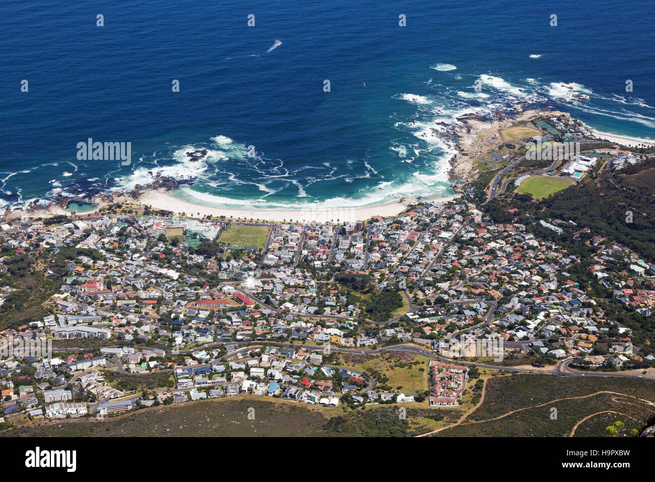 Der Vorort und der Strand von Camps Bay, gesehen von oben auf den Tafelberg, Kapstadt, Südafrika Stockfoto