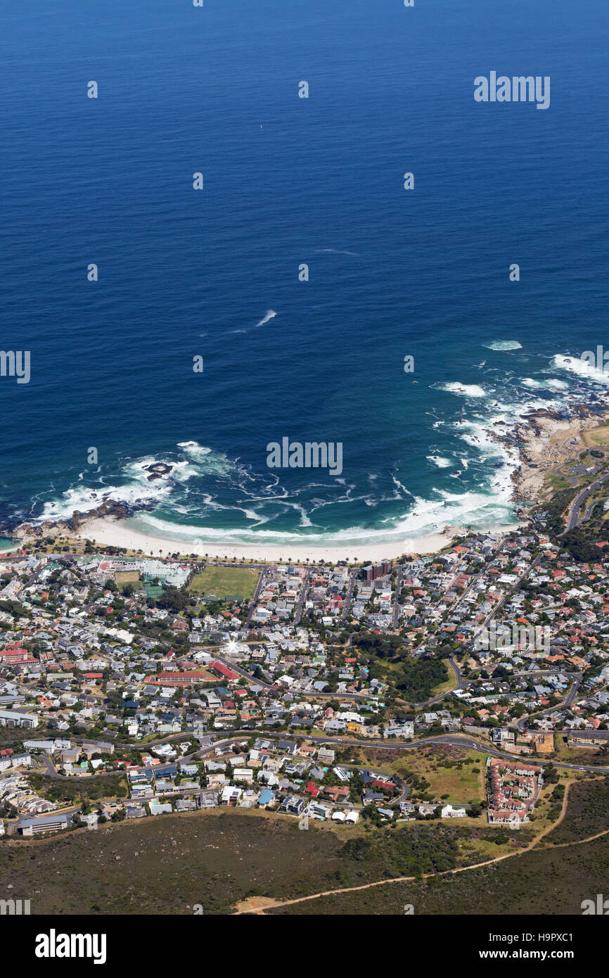 Der Vorort und der Strand von Camps Bay, gesehen von oben auf den Tafelberg, Kapstadt, Südafrika Stockfoto