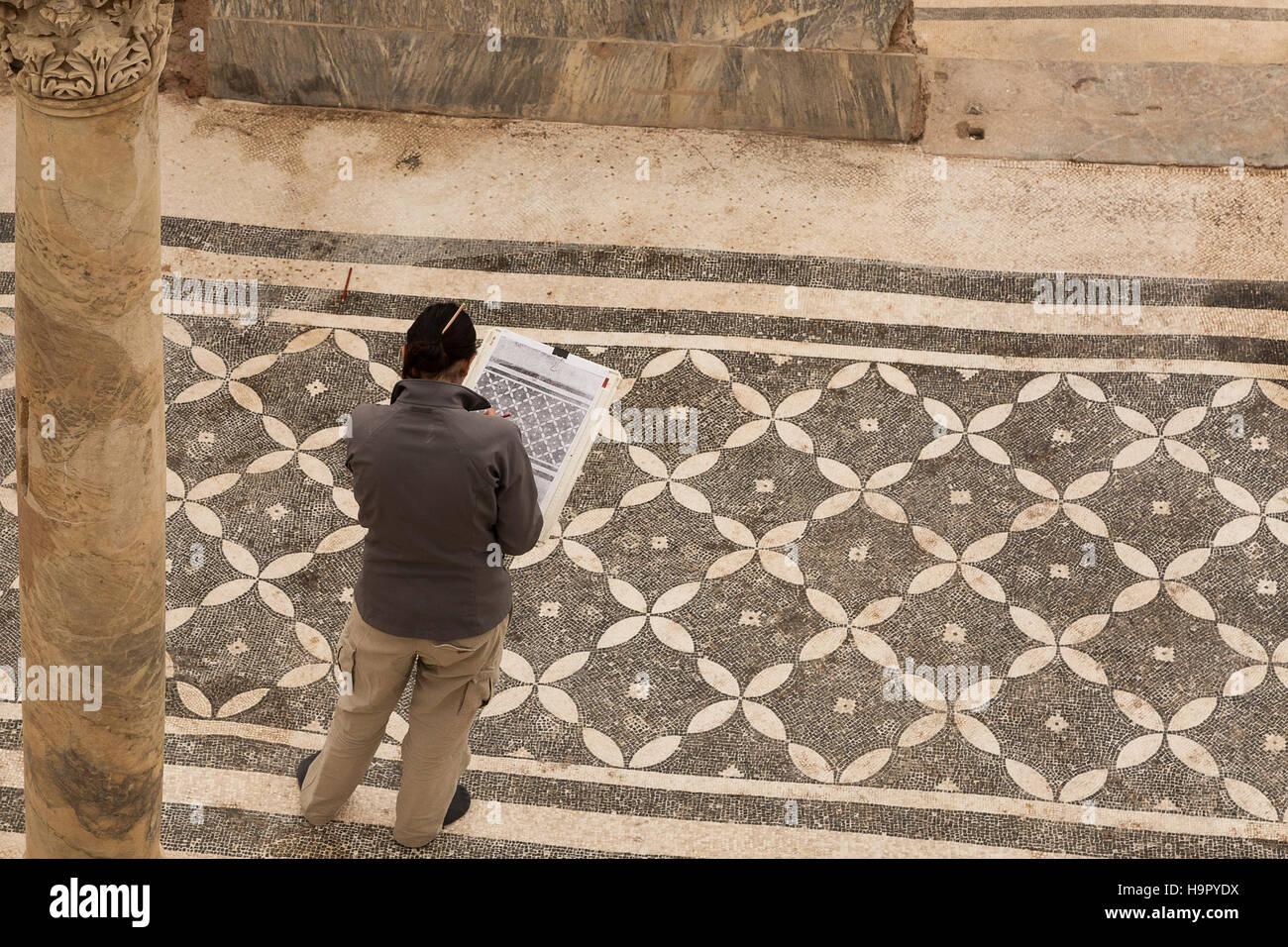 Archäologen arbeiten in Wiederherstellung der römischen Mosaiken in Reihenhäusern in Ephesus, Türkei. Stockfoto