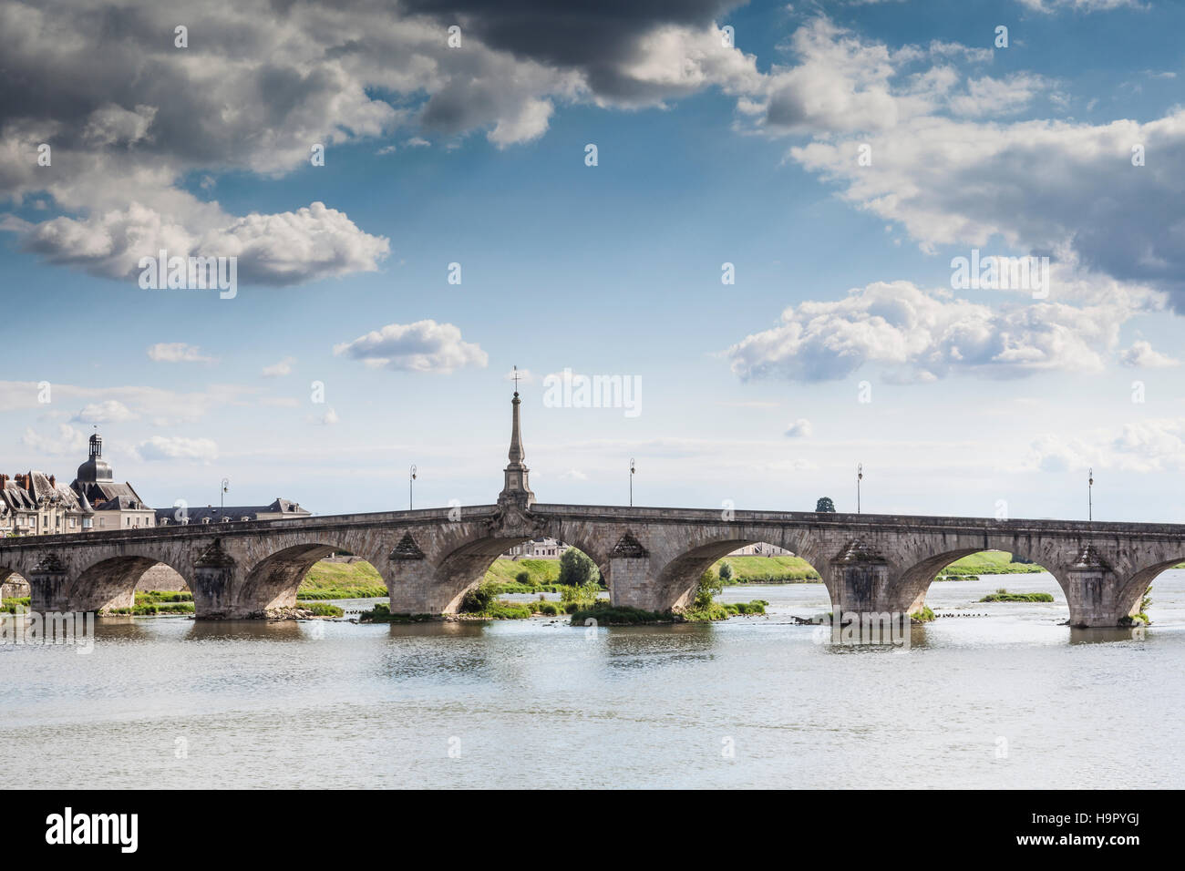Der Fluss Loire und Pont Jacques Gabriel in Blois. Stockfoto
