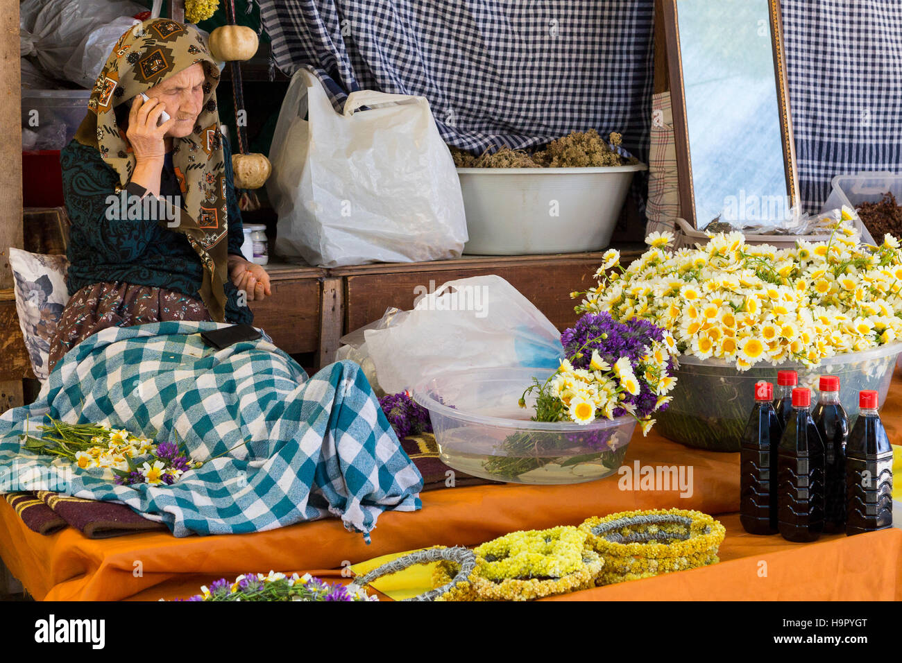 Türkische ältere Dame am Telefon im Dorf Sirince, Türkei. Stockfoto