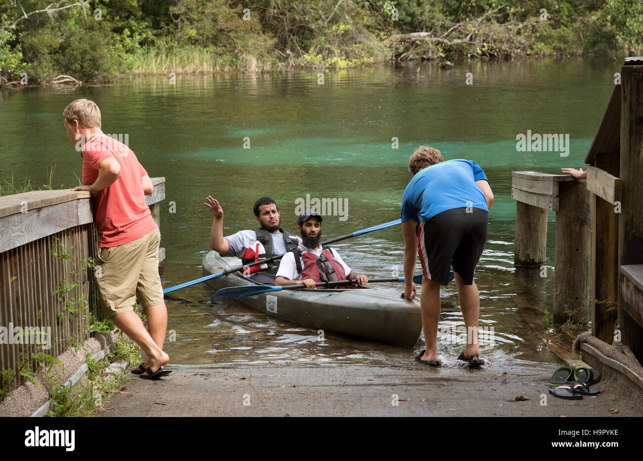 Rainbow Springs State Park, Florida USA - wiederkehrende Besucher ihr Kanu auf dem Regenbogen-Fluss innerhalb der State park Stockfoto