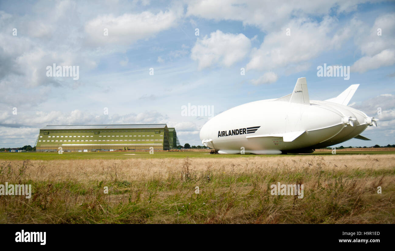 Weltgrößte Flugzeug, die Hybride Luft fahrzeuge Airlander 10, ist für seine Jungfernfahrt von cardington Schuppen, Bedfordshire, England, Großbritannien vorbereitet Stockfoto