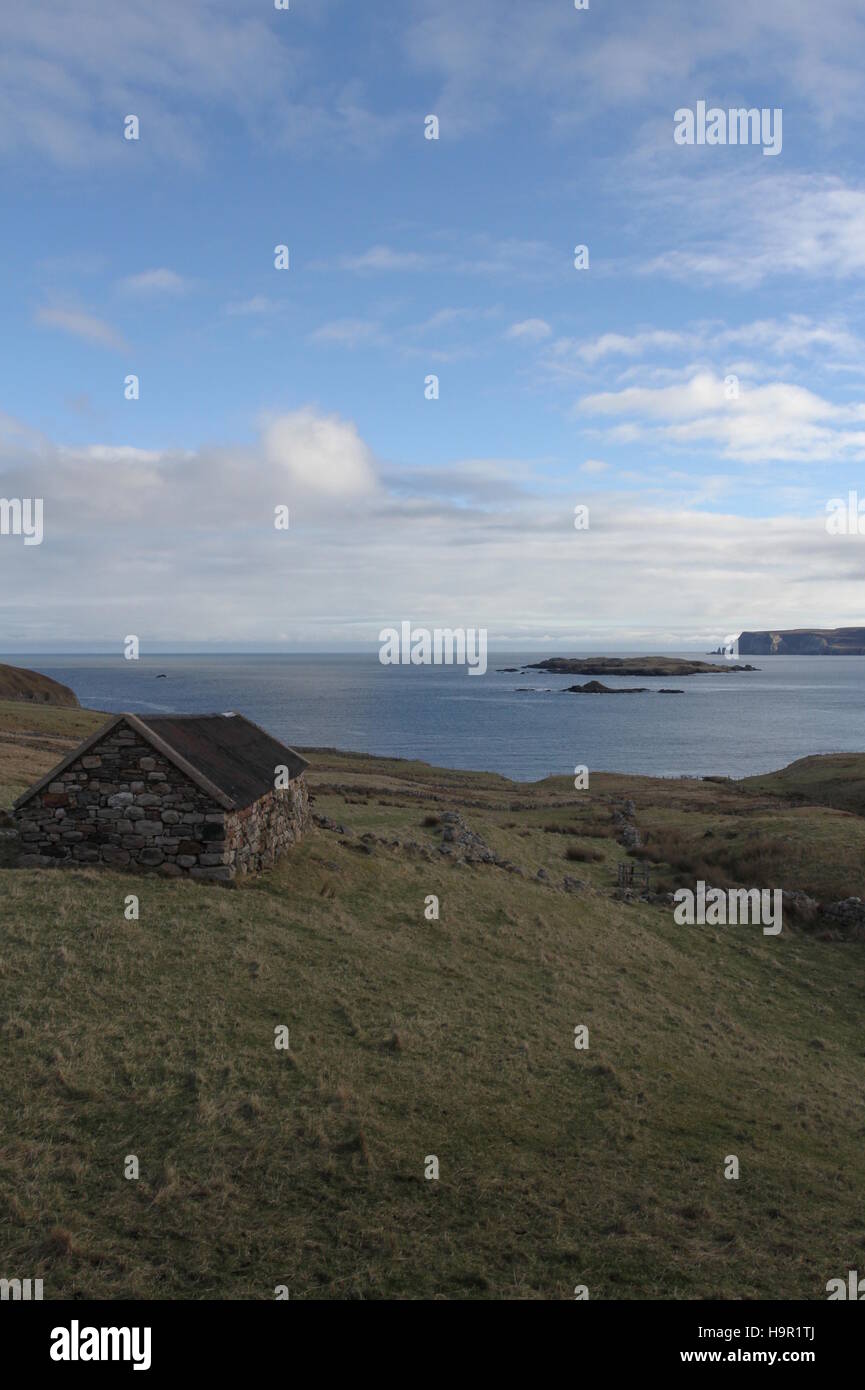 Gebäude aus Stein und Blick auf bleichen Kopf Schottland März 2014 Stockfoto