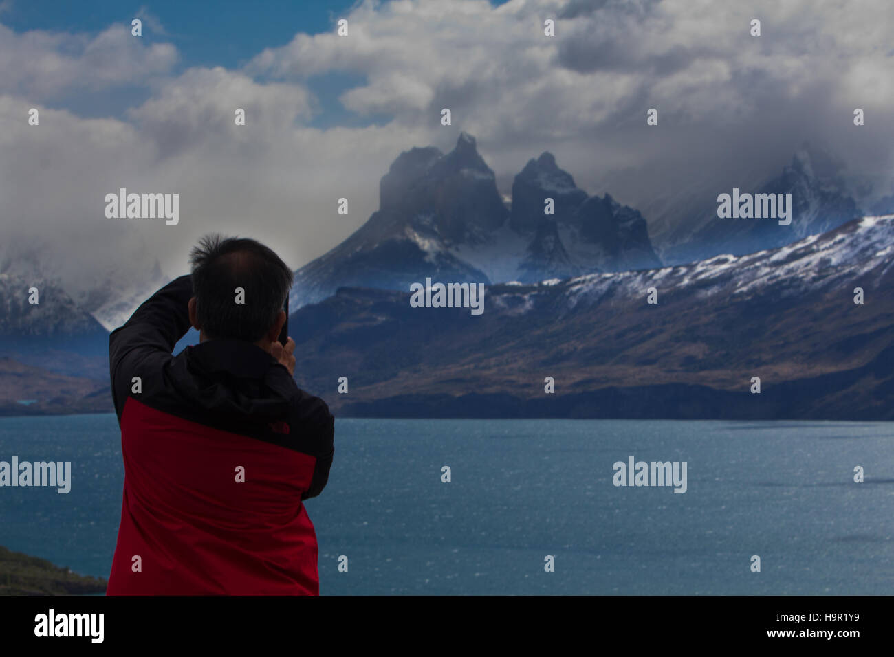 Fotografen Fotografieren in Richtung Los Cuernos oder die Hörner im Nationalpark Torres del Paine, Chile Stockfoto