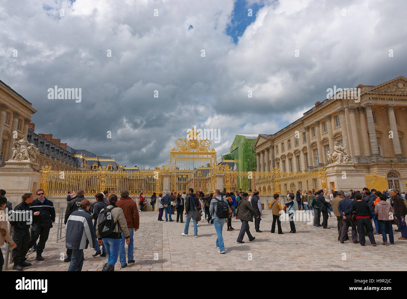 Paris, Frankreich - 5. Mai 2012: Golden Gate der Ehre im Schloss von Versailles in Paris in Frankreich. Menschen auf dem Hintergrund. Stockfoto