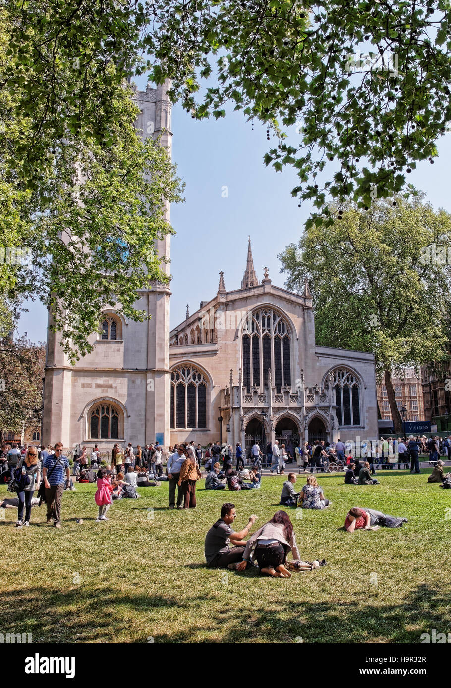 London, England - 30. April 2011: St. Margaret von Westminster Abbey in London in Großbritannien. Menschen auf dem Hof auf dem Hintergrund. Stockfoto