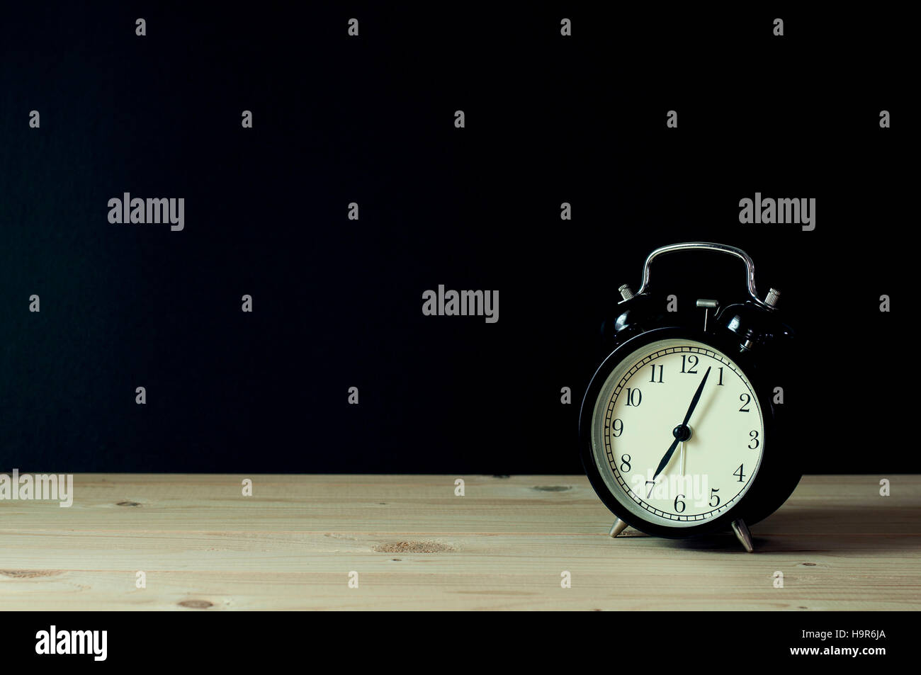 Retro-Wecker mit textfreiraum auf Holztisch. Stockfoto