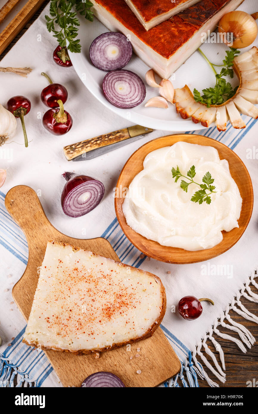 Scheibe Brot mit Schmalz, verteilt auf ein Schneidebrett Stockfoto