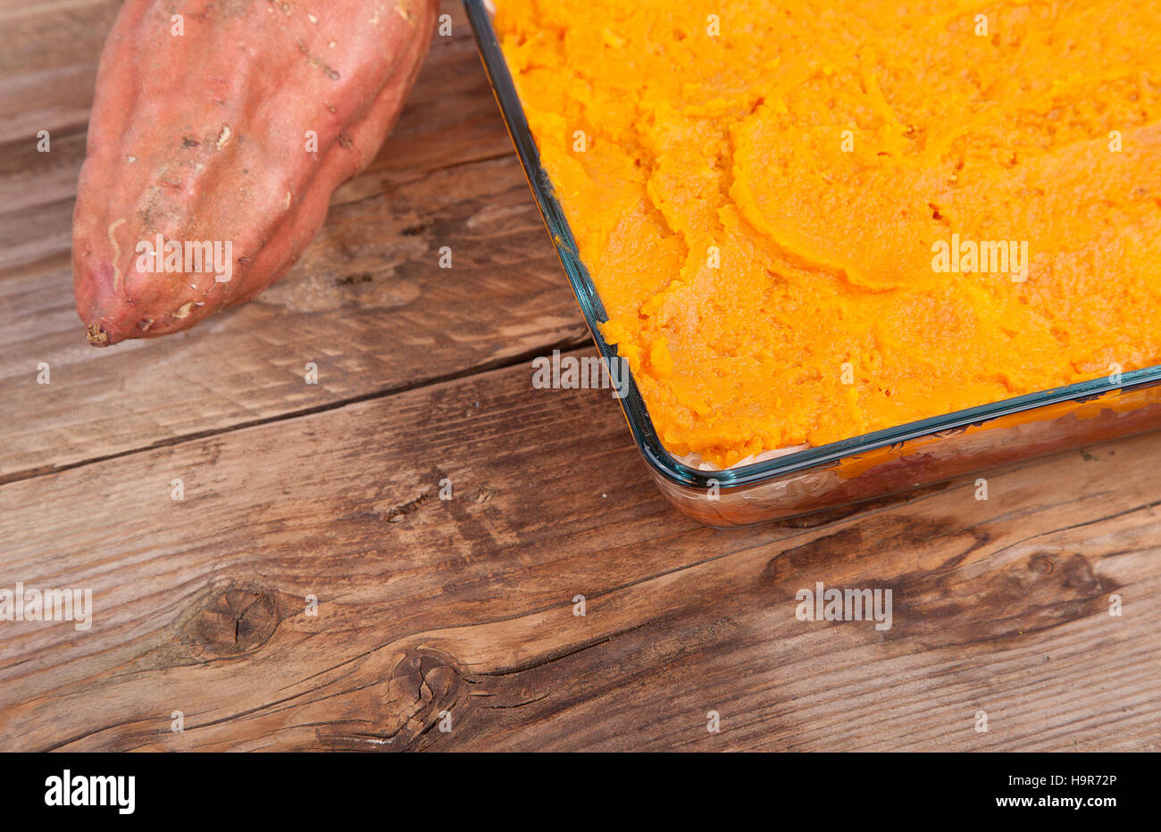 Ofen-Mahlzeit mit Sauerkraut und Süßkartoffeln auf hölzernen Hintergrund Stockfoto