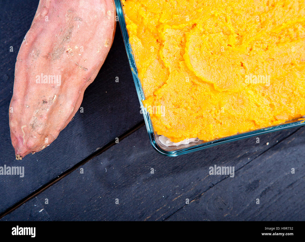 Ofen-Mahlzeit mit Sauerkraut und Süßkartoffeln auf hölzernen Hintergrund Stockfoto