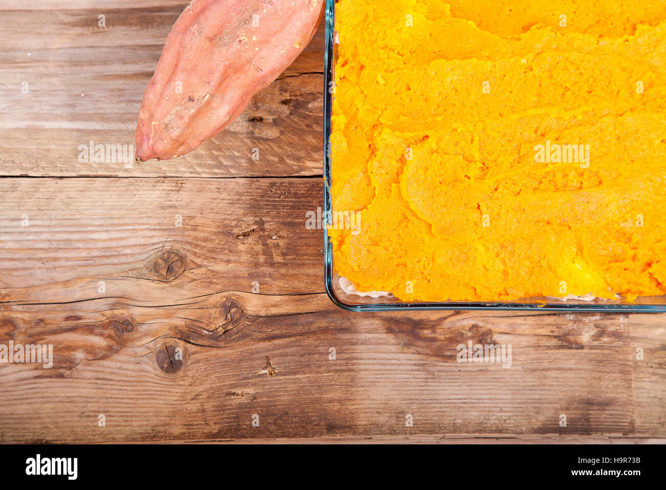 Ofen-Mahlzeit mit Sauerkraut und Süßkartoffeln auf hölzernen Hintergrund Stockfoto