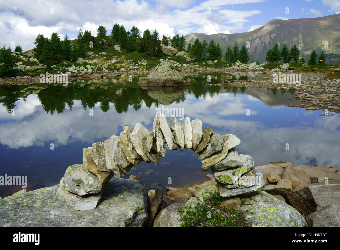 Bogen mit Steinen gebaut, auf Messersee, Binntal, Wallis, Schweiz Stockfoto