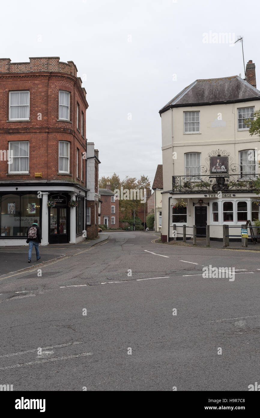 Winslow, Buckinghamshire, Vereinigtes Königreich, 25. Oktober 2016: Beauty Bar und The George Pub am Marktplatz am grauen kalten Morgen, Winslow. Stockfoto