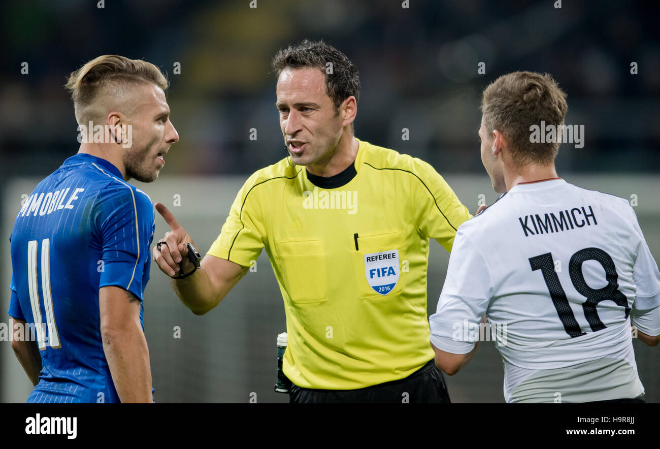 Mailand, Italien. 15. November 2016. Schiedsrichter Artur Ribeiro Soares Dias (Portugal) mit Joshua Kimmich und Ciro Immobile während der internationalen Fußball-freundlich-match zwischen Italien und Deutschland in Mailand, Italien, 15. November 2016. -KEIN Draht-SERVICE - Foto: Thomas Eisenhuth/Dpa-Zentralbild/ZB/Dpa/Alamy Live News Stockfoto