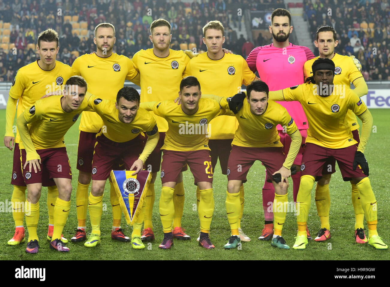 Prag, Tschechische Republik. 24. November 2016. AC Sparta Praha Team Pose vor der Europäischen Liga, 5. Runde, AC Sparta Praha - Southampton FC Spiel in Prag, Tschechische Republik, am Donnerstag, 24. November 2016. Obere Reihe von links nach rechts: Lukas Marecek, Michal Kadlec, Ondrej Mazuch, Lukas Julis, Tomas Koubek und Mario Holek. Vordere Reihe Letf nach rechts: Borek Dockal, David Lafata, Daniel Holzer, Vyacheslav Karavaev und Nhamoinesu Costa. Bildnachweis: Michal Kamaryt/CTK Foto/Alamy Live-Nachrichten Stockfoto Prag, Tschechische Republik. 24. November 2016. AC Sparta Praha Team Pose vor der Europäischen Liga, 5. Runde, AC Sparta Praha - Southampton FC Spiel in Prag, Tschechische Republik, am Donnerstag, 24. November 2016. Obere Reihe von links nach rechts: Lukas Marecek, Michal Kadlec, Ondrej Mazuch, Lukas Julis, Tomas Koubek und Mario Holek. Vordere Reihe Letf nach rechts: Borek Dockal, David Lafata, Daniel Holzer, Vyacheslav Karavaev und Nhamoinesu Costa. Bildnachweis: Michal Kamaryt/CTK Foto/Alamy Live-Nachrichten Stockfoto