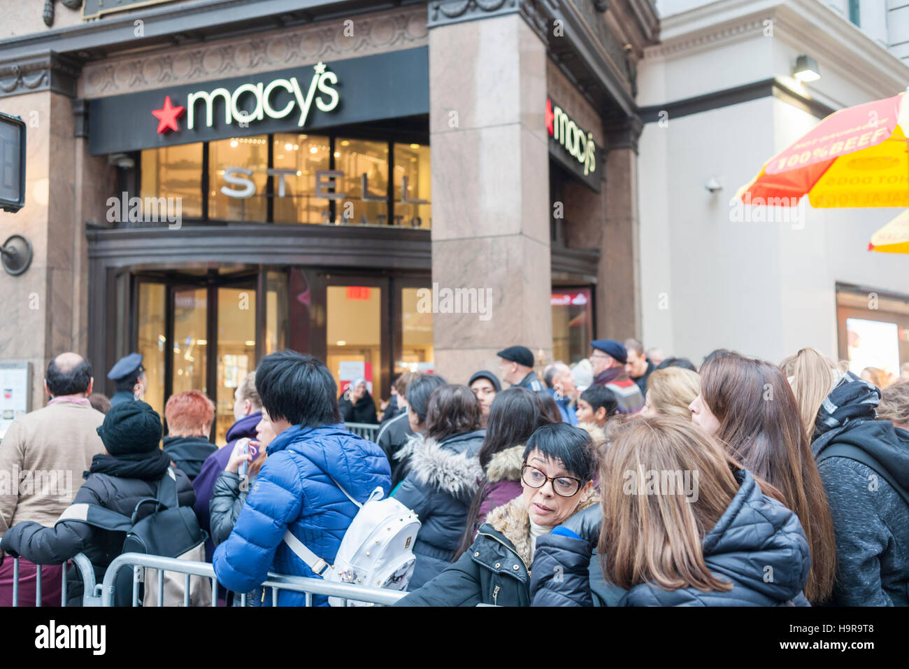 New York, USA. 24. November 2016. Käufer warten auf Macys am Herald Square in New York, am Thanksgiving Day, Donnerstag, 24. November 2016 zu öffnen. Macys öffnet am 17:00 mit ihren schwarzen Freitag Schnäppchen. Bildnachweis: Richard B. Levine/Alamy Live-Nachrichten Stockfoto