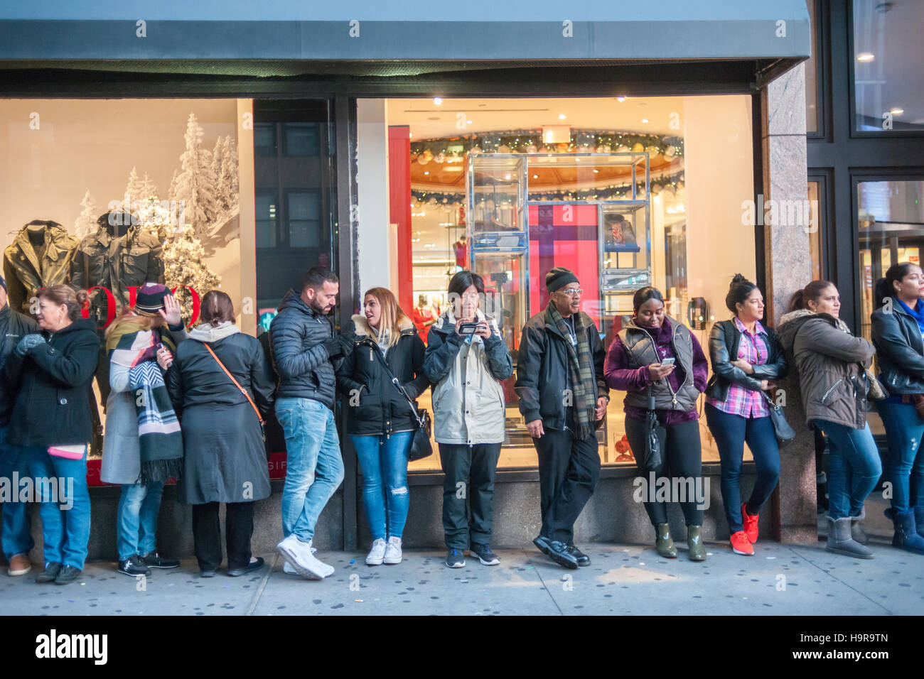 New York, USA. 24. November 2016. Käufer warten auf Macys am Herald Square in New York, am Thanksgiving Day, Donnerstag, 24. November 2016 zu öffnen. Macys öffnet am 17:00 mit ihren schwarzen Freitag Schnäppchen. Bildnachweis: Richard B. Levine/Alamy Live-Nachrichten Stockfoto